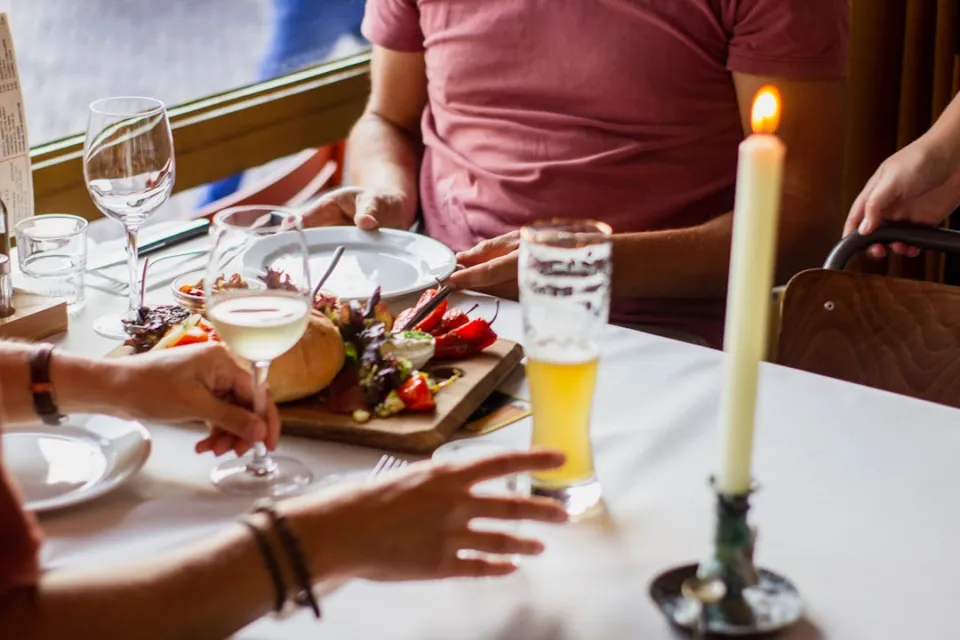 Restoran ve Yemek Masası Görgü Kuralları: Kusursuz Bir Deneyim