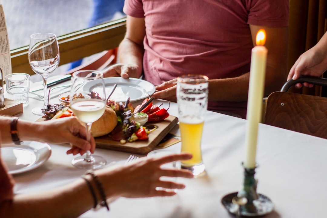 Restoran ve Yemek Masası Görgü Kuralları: Kusursuz Bir Deneyim